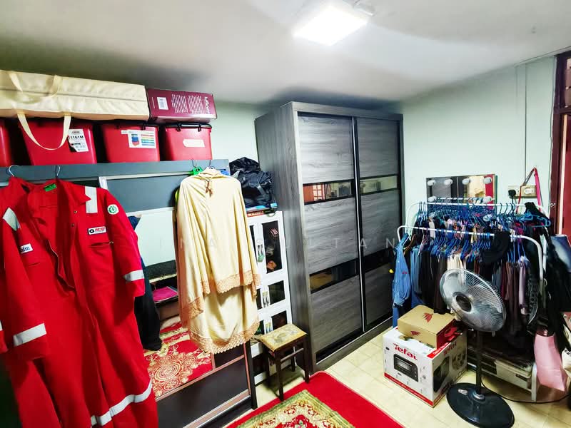 178 Ang Mo Kio Avenue 4 HDB Flat For Sale at S$ 420,000 | PropertyGuru Singapore - Bedroom