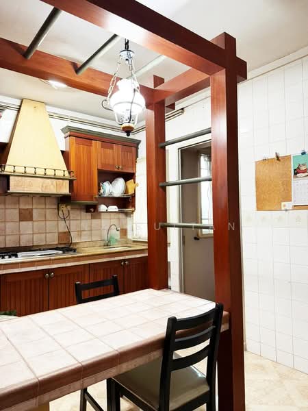 370 Woodlands Avenue 1 HDB Flat For Sale at S$ 770,000 | PropertyGuru Singapore - Kitchen