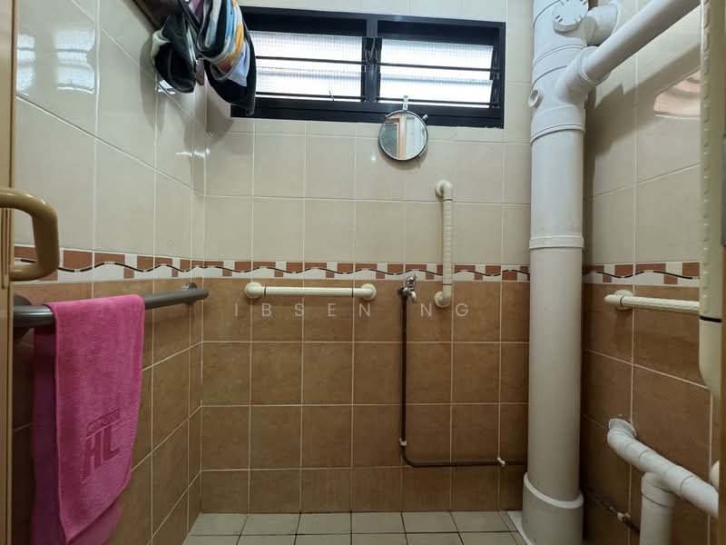9 Holland Avenue HDB Flat For Sale at S$ 500,000 | PropertyGuru Singapore - Bathroom