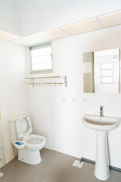 591A Ang Mo Kio Street 51 HDB Flat For Sale at S$ 820,000 | PropertyGuru Singapore - Bathroom