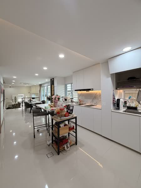 🏡 Renovated Semi Detached in Cul De Sac - Quiet Facing Semi-Detached House For Sale at S$ 5,000,000 | PropertyGuru Singapore - Kitchen