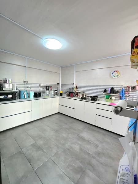 644 Yishun Street 61 HDB Flat For Sale at S$ 720,000 | PropertyGuru Singapore - Kitchen