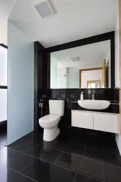 SkySuites 17 Apartment For Sale at S$ 750,000 | PropertyGuru Singapore - Bathroom