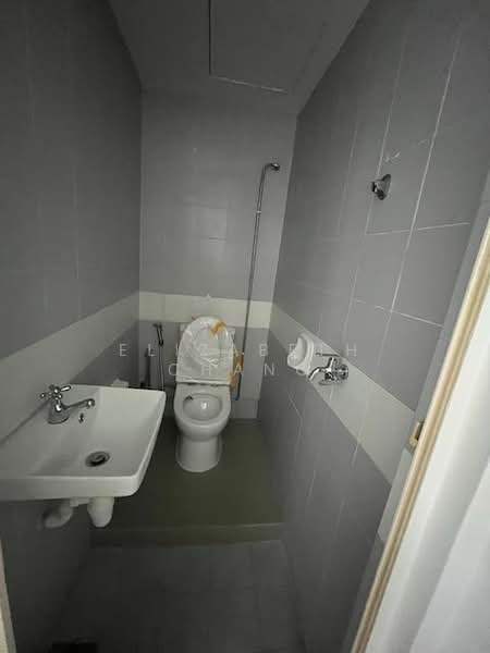 The Bayshore, 24 Bayshore Road, 2 Bedrooms, 960 sqft, Condominium For Rent, by Elizabeth Chang, 500065602 - Maid's Toilet - PropertyGuru.com.sg