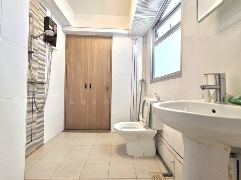 408B Northshore Drive HDB Flat For Sale at S$ 428,888 | PropertyGuru Singapore - Bathroom