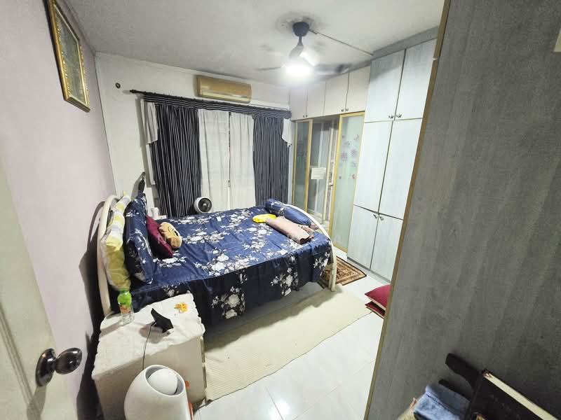 604 Woodlands Drive 42 HDB Flat For Sale at S$ 528,000 | PropertyGuru Singapore - Master Bedroom