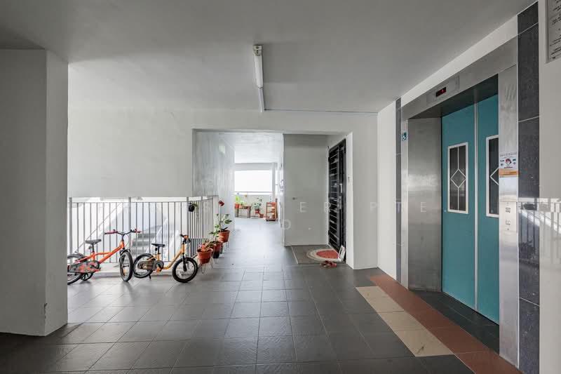 604 Senja Road HDB Flat For Sale at S$ 900,000 | PropertyGuru Singapore - Corridor