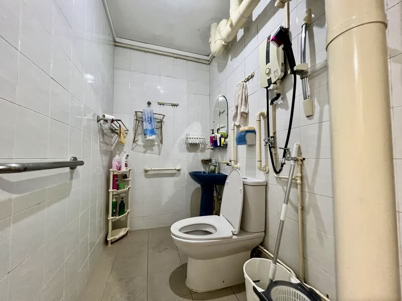 285A Toh Guan Road, 285A Toh Guan Road, Room Rental, 140 sqft, HDB Flat For Rent, by Louis Ang 洪家豪, 500065705 - Bathroom - PropertyGuru.com.sg