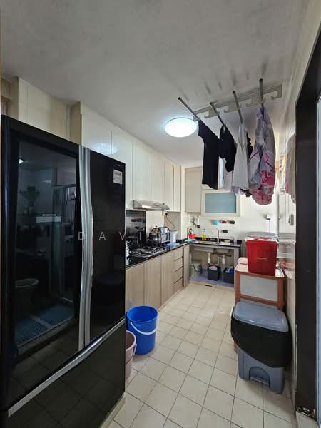 676A Jurong West Street 64 HDB Flat For Sale at S$ 558,000 | PropertyGuru Singapore - Kitchen