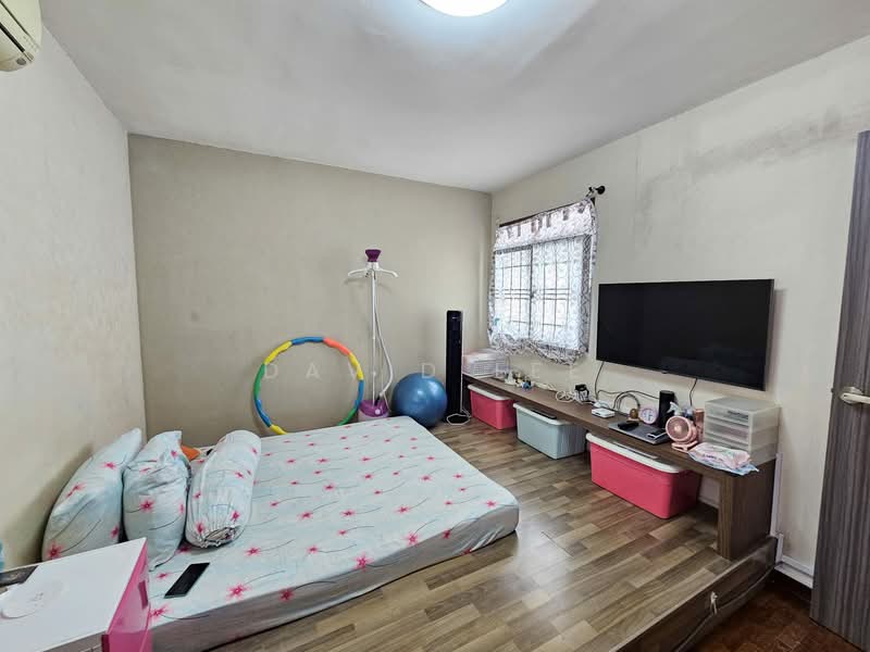 676A Jurong West Street 64 HDB Flat For Sale at S$ 558,000 | PropertyGuru Singapore - Bedroom