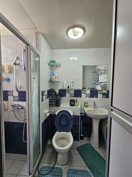 676A Jurong West Street 64 HDB Flat For Sale at S$ 558,000 | PropertyGuru Singapore - Bathroom
