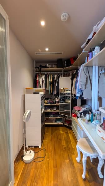 Haig 162 Condominium For Sale at S$ 1,500,000 | PropertyGuru Singapore - Walk-in Wardrobe