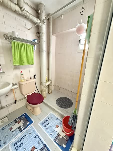 121 Kim Tian Place HDB Flat For Sale at S$ 1,250,000 | PropertyGuru Singapore - Common Bathroom