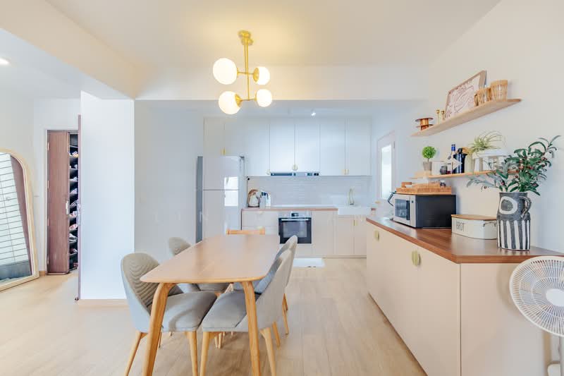 154B Bedok South Road HDB Flat For Sale at S$ 1,150,000 | PropertyGuru Singapore - Kitchen