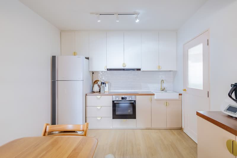 154B Bedok South Road HDB Flat For Sale at S$ 1,150,000 | PropertyGuru Singapore - Kitchen