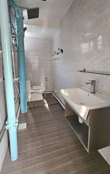 103 Bukit Purmei Road HDB Flat For Sale at S$ 580,000 | PropertyGuru Singapore - Common Bathroom