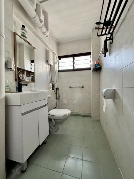447 Choa Chu Kang Avenue 4 HDB Flat For Sale at S$ 560,000 | PropertyGuru Singapore - Bathroom