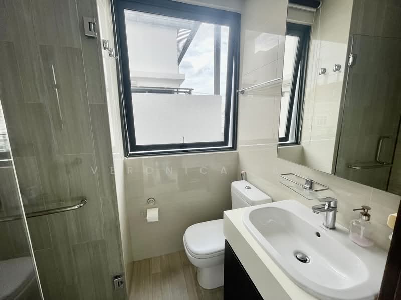 High Floor Riverside Condo in the East! Near 2 MRTs, PLQ Mall, Schools & Eateries! Condominium For Sale at S$ 1,388,000 | PropertyGuru Singapore - Bathroom