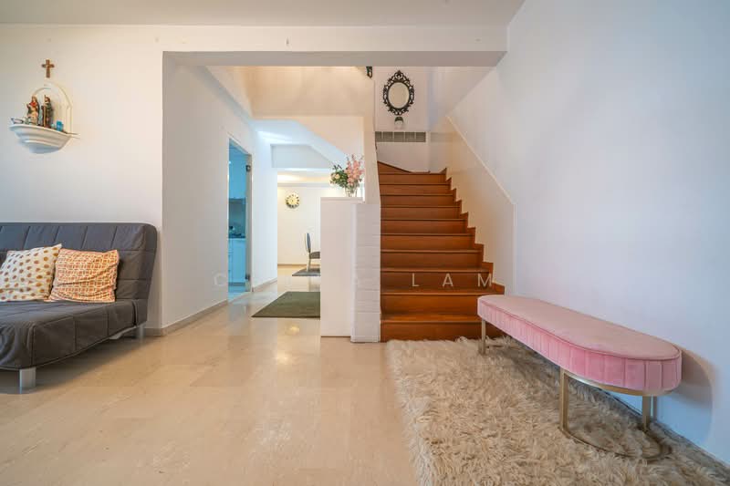 446 Hougang Avenue 8 HDB Flat For Sale at S$ 980,000 | PropertyGuru Singapore - Entrance