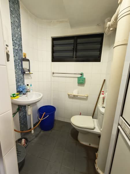 327 Hougang Avenue 5 HDB Flat For Sale at S$ 435,000 | PropertyGuru Singapore - Bathroom