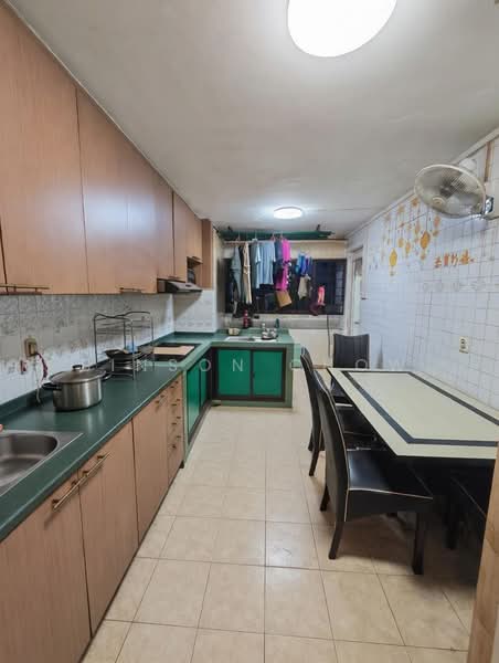 327 Hougang Avenue 5 HDB Flat For Sale at S$ 435,000 | PropertyGuru Singapore - Kitchen