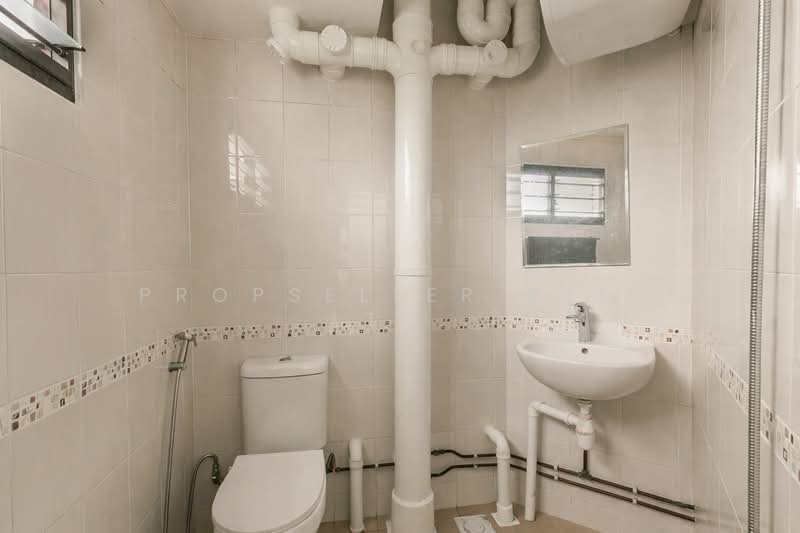 51 Kent Road HDB Flat For Sale at S$ 620,000 | PropertyGuru Singapore - Bathroom