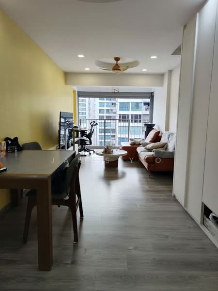 519A Tampines Central 8 HDB Flat For Sale at S$ 899,000 | PropertyGuru Singapore - Living Room