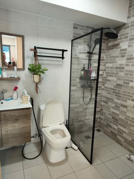 519A Tampines Central 8 HDB Flat For Sale at S$ 899,000 | PropertyGuru Singapore - Bathroom