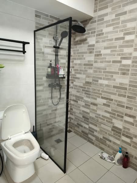 519A Tampines Central 8 HDB Flat For Sale at S$ 899,000 | PropertyGuru Singapore - Bathroom