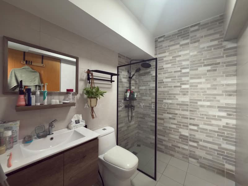 519A Tampines Central 8, 519A Tampines Central 8, 2 Bedrooms, 893 sqft, HDB Flat For Sale, by James Yeo, 500065993 - Bathroom - PropertyGuru.com.sg