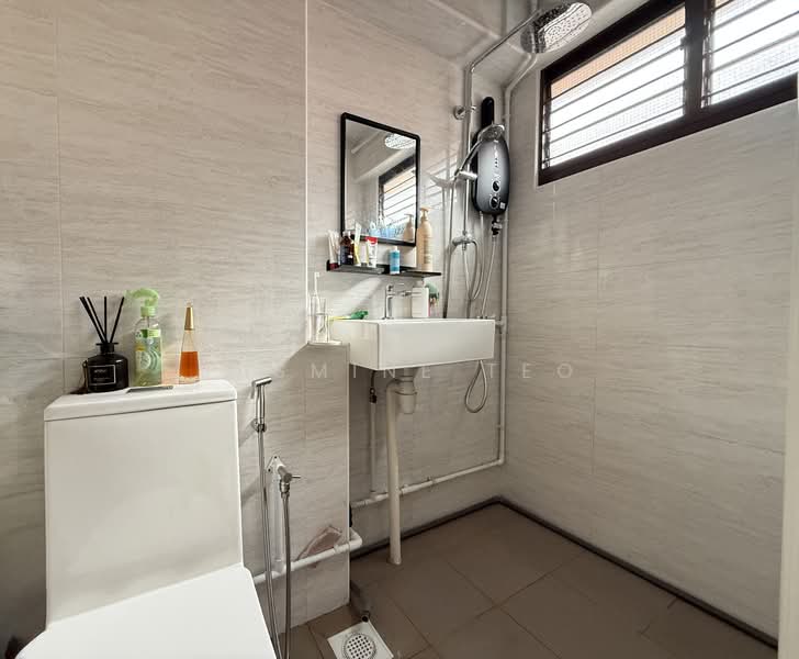 229 Bishan Street 23 HDB Flat For Sale at S$ 820,000 | PropertyGuru Singapore - Bathroom