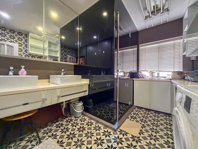 71 Seng Poh Road Walk-up Apartment For Sale at S$ 1,299,000 | PropertyGuru Singapore - Bathroom