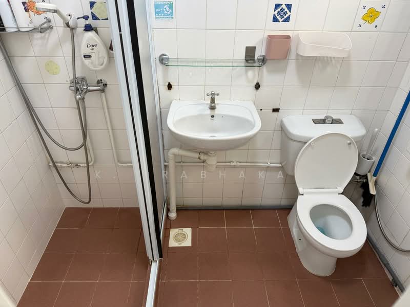 488A Tampines Avenue 9 HDB Flat For Sale at S$ 680,000 | PropertyGuru Singapore - Bathroom