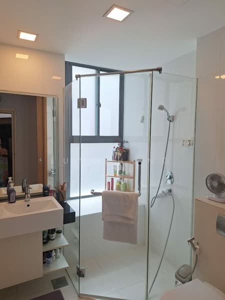 One Oxley Rise, 1 Oxley Rise, 2 Bedrooms, 1,109 sqft, Apartment For Rent, by Lua Chong Teck, 500066066 - Bathroom - PropertyGuru.com.sg