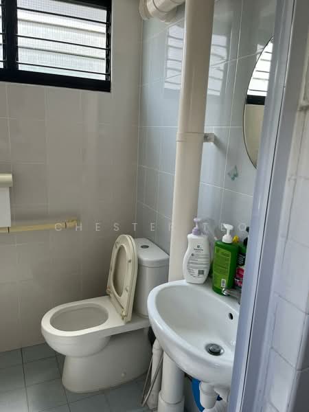 446 Ang Mo Kio Avenue 10 HDB Flat For Sale at S$ 410,000 | PropertyGuru Singapore - Bathroom