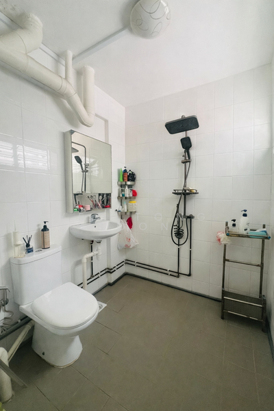 159 Yishun Street 11 HDB Flat For Sale at S$ 645,000 | PropertyGuru Singapore - Bathroom