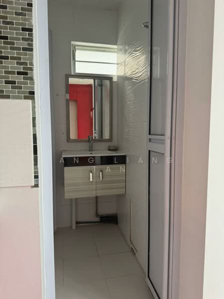 12 Upper Boon Keng Road, 12 Upper Boon Keng Road, 2 Bedrooms, 807 sqft, HDB Flat For Rent, by Yang Liang Tan, 500066093 - Bathroom - PropertyGuru.com.sg