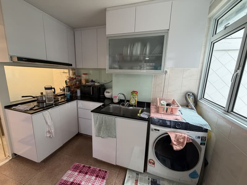 114 Lorong 1 Toa Payoh HDB Flat For Sale at S$ 368,000 | PropertyGuru Singapore - Kitchen