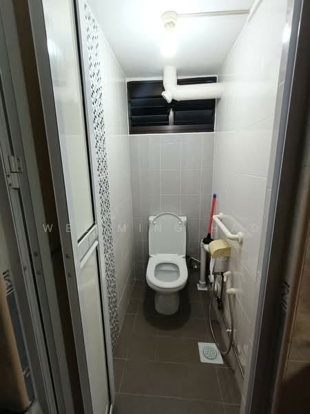 75 Bedok North Road HDB Flat For Sale at S$ 390,000 | PropertyGuru Singapore - Bathroom