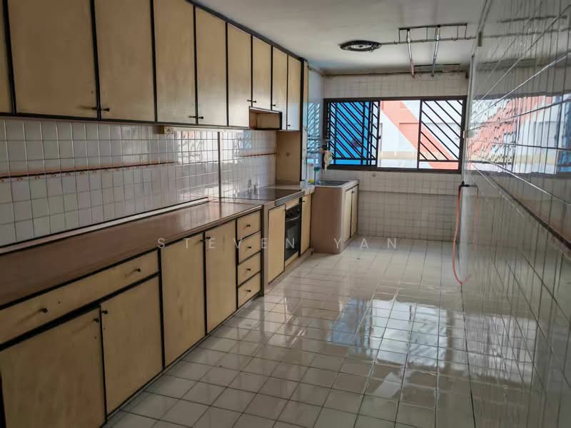 349 Woodlands Avenue 3 HDB Flat For Sale at S$ 658,000 | PropertyGuru Singapore - Kitchen
