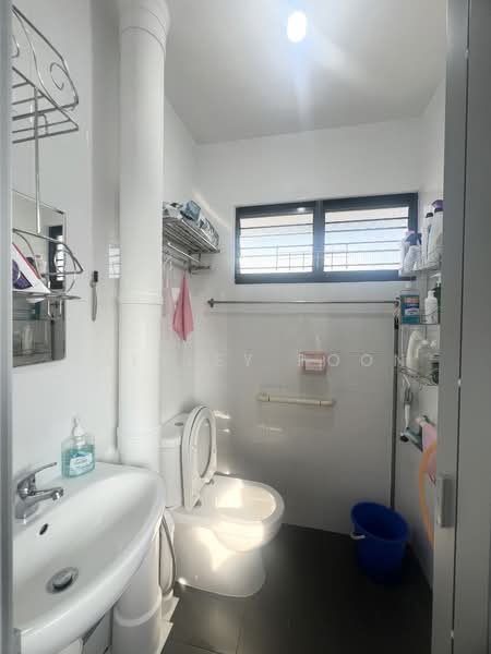 440 Ang Mo Kio Avenue 10, 440 Ang Mo Kio Avenue 10, 2 Bedrooms, 721 sqft, HDB Flat For Rent, by Kaisley Poon, 500066140 - Bathroom - PropertyGuru.com.sg