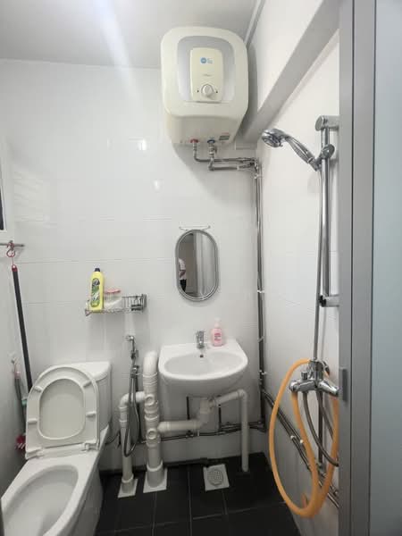 440 Ang Mo Kio Avenue 10, 440 Ang Mo Kio Avenue 10, 2 Bedrooms, 721 sqft, HDB Flat For Rent, by Kaisley Poon, 500066140 - Bathroom - PropertyGuru.com.sg