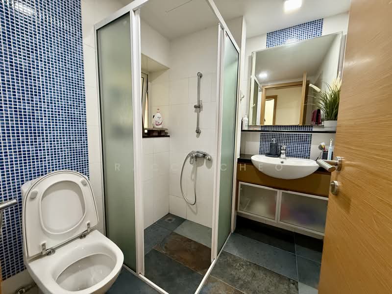 Savannah Condopark, 31 Simei Rise, 4 Bedrooms, 2,271 sqft, Condominium For Rent, by Tracci Cheo, 500066153 - Common bathroom - PropertyGuru.com.sg