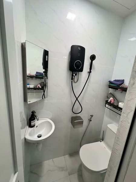 Sims Green Apartment For Sale at S$ 1,850,000 | PropertyGuru Singapore - Bathroom