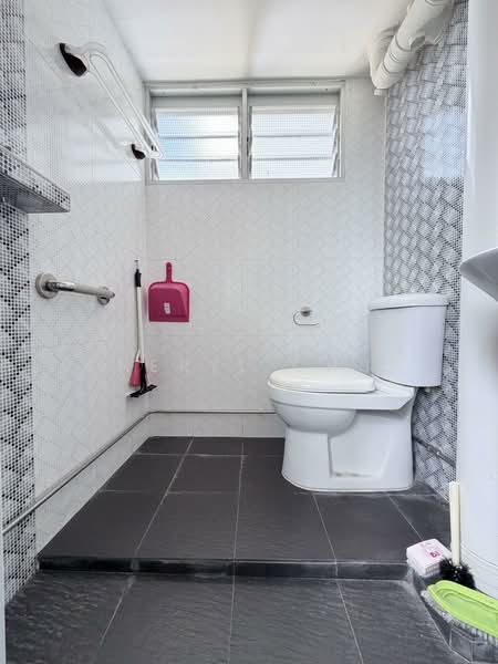 24 Hougang Avenue 3 HDB Flat For Sale at S$ 440,617 | PropertyGuru Singapore - Bathroom