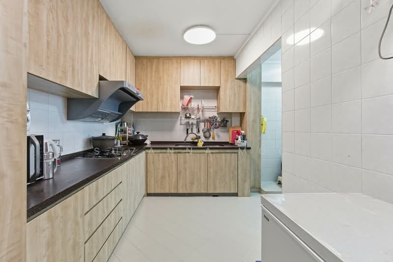 290F Bukit Batok Street 24 HDB Flat For Sale at S$ 799,000 | PropertyGuru Singapore - Kitchen