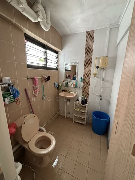 263 Tampines Street 21 HDB Flat For Sale at S$ 658,000 | PropertyGuru Singapore - Master Bathroom