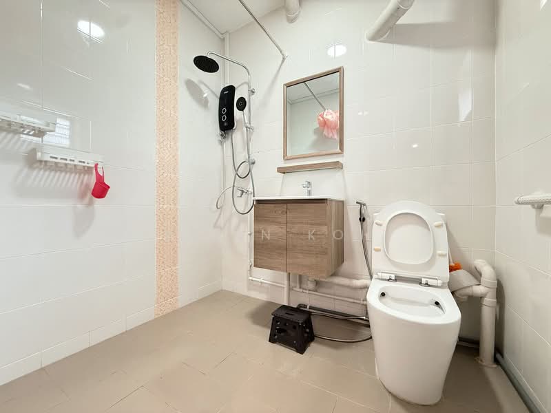 118 Pending Road, 118 Pending Road, 2 Bedrooms, 785 sqft, HDB Flat For Rent, by Brian Koh, 500066195 - Bathroom - PropertyGuru.com.sg