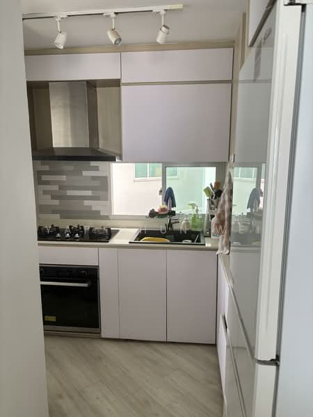 588D Ang Mo Kio Street 52 HDB Flat For Sale at S$ 1,280,000 | PropertyGuru Singapore - Kitchen