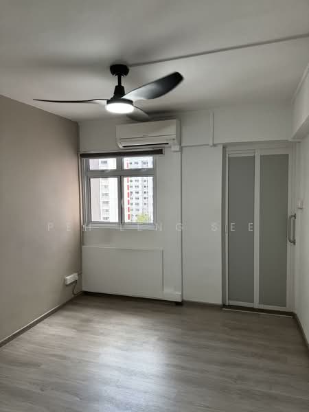 491 Jurong West Avenue 1 HDB Flat For Sale at S$ 428,000 | PropertyGuru Singapore - Master Bedroom